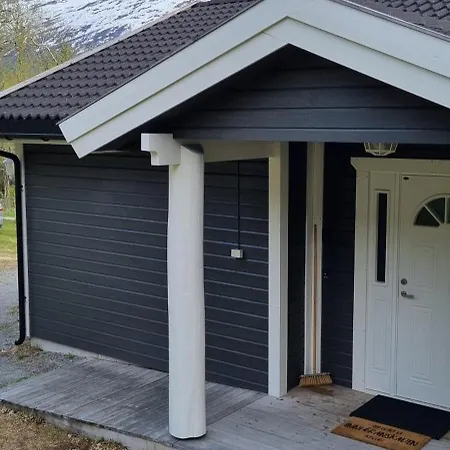 Hus I Flott Natur. Skjak